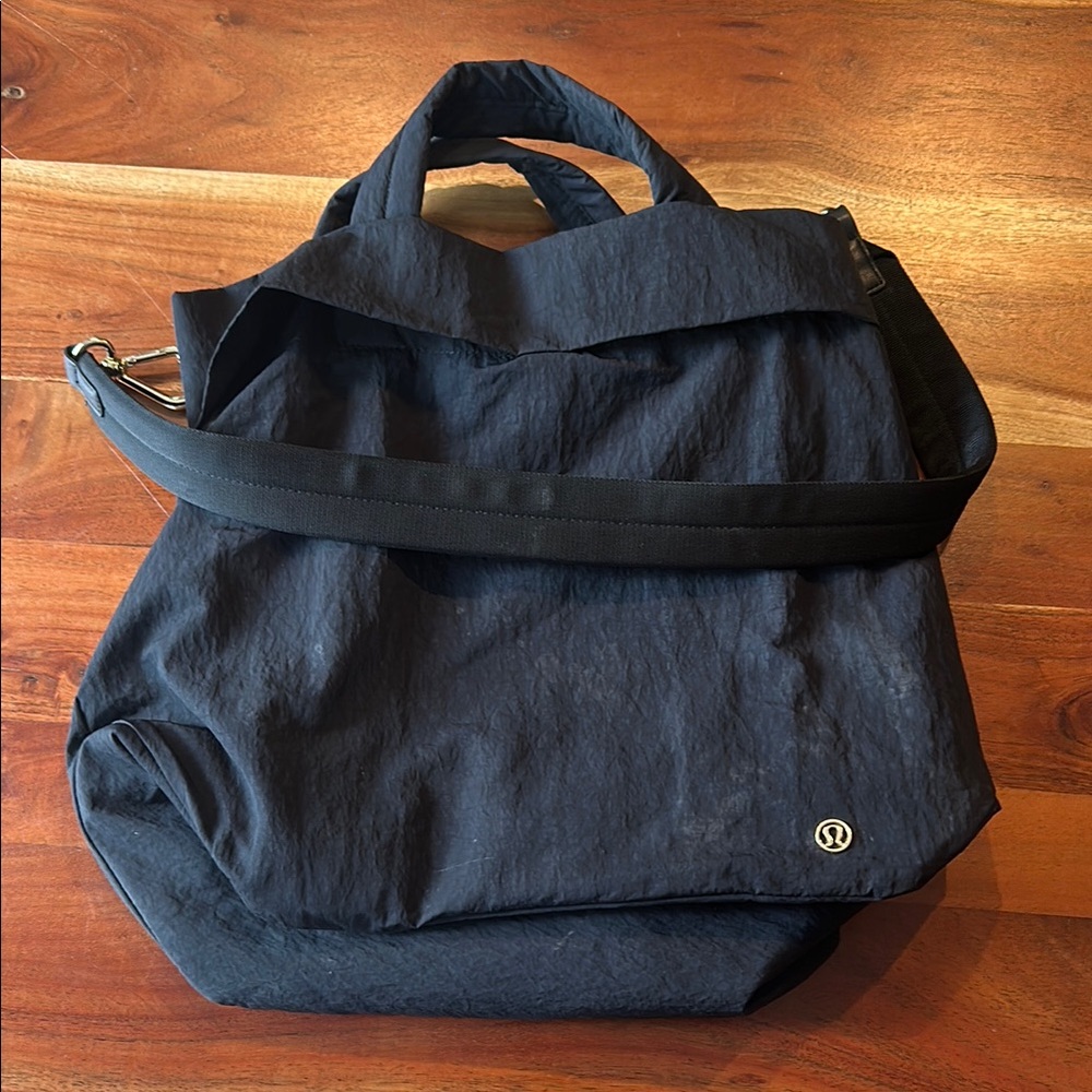 Lululemon black slouchy bag